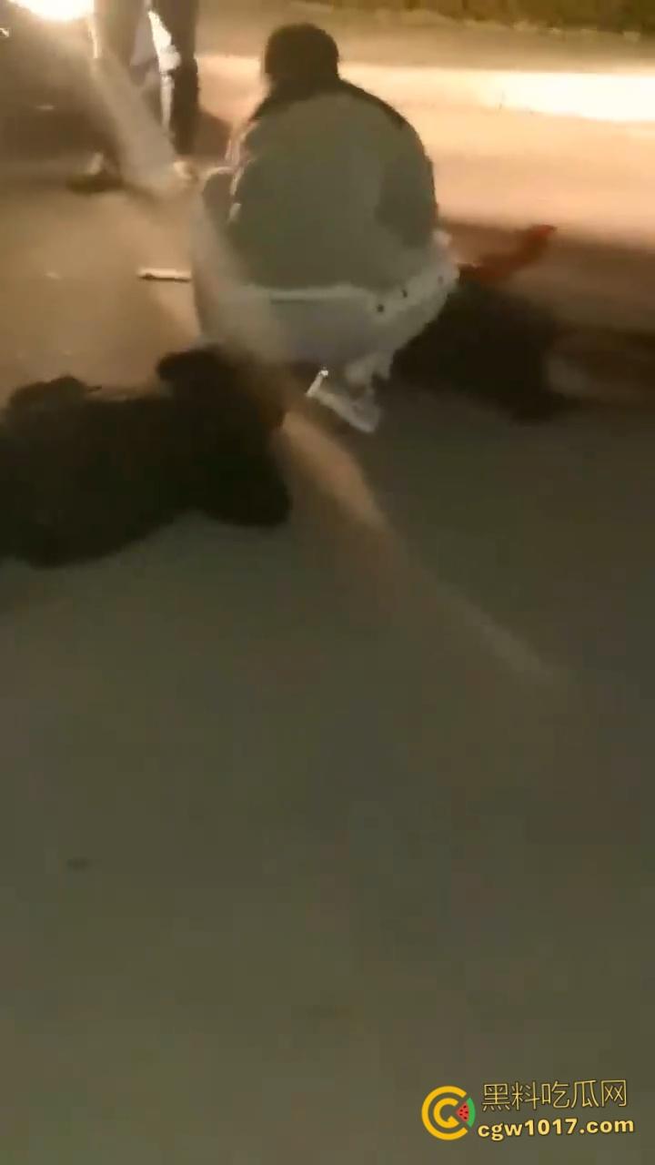 自古奸情出人命,山西文化旅游职业大学,一女子持刀杀害渣男和小三,双双倒地当场一命呜呼盖白布 !