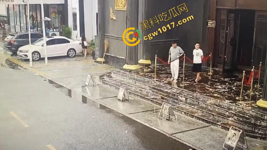 血腥暴力!两男子被疯狂催收员砍伤!街头刀光剑影,鲜血四溅,高利贷催收员下手无情,横行无忌