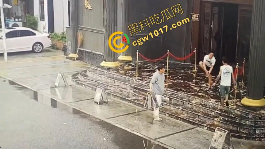 血腥暴力!两男子被疯狂催收员砍伤!街头刀光剑影,鲜血四溅,高利贷催收员下手无情,横行无忌