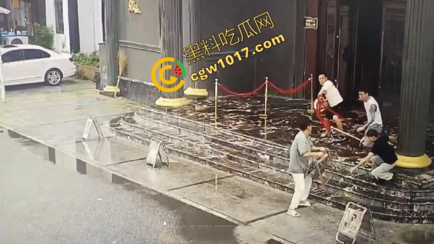 血腥暴力!两男子被疯狂催收员砍伤!街头刀光剑影,鲜血四溅,高利贷催收员下手无情,横行无忌