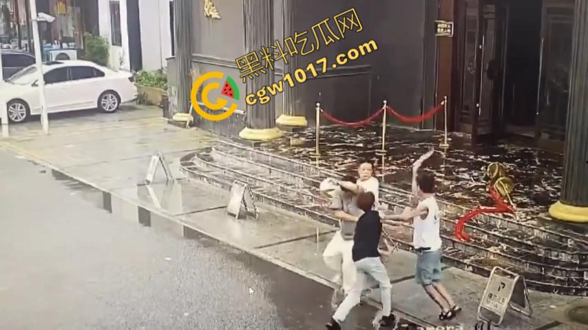 血腥暴力!两男子被疯狂催收员砍伤!街头刀光剑影,鲜血四溅,高利贷催收员下手无情,横行无忌