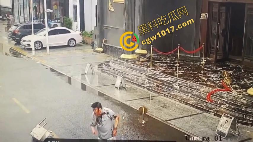 血腥暴力!两男子被疯狂催收员砍伤!街头刀光剑影,鲜血四溅,高利贷催收员下手无情,横行无忌