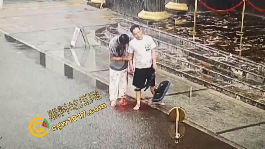 血腥暴力!两男子被疯狂催收员砍伤!街头刀光剑影,鲜血四溅,高利贷催收员下手无情,横行无忌