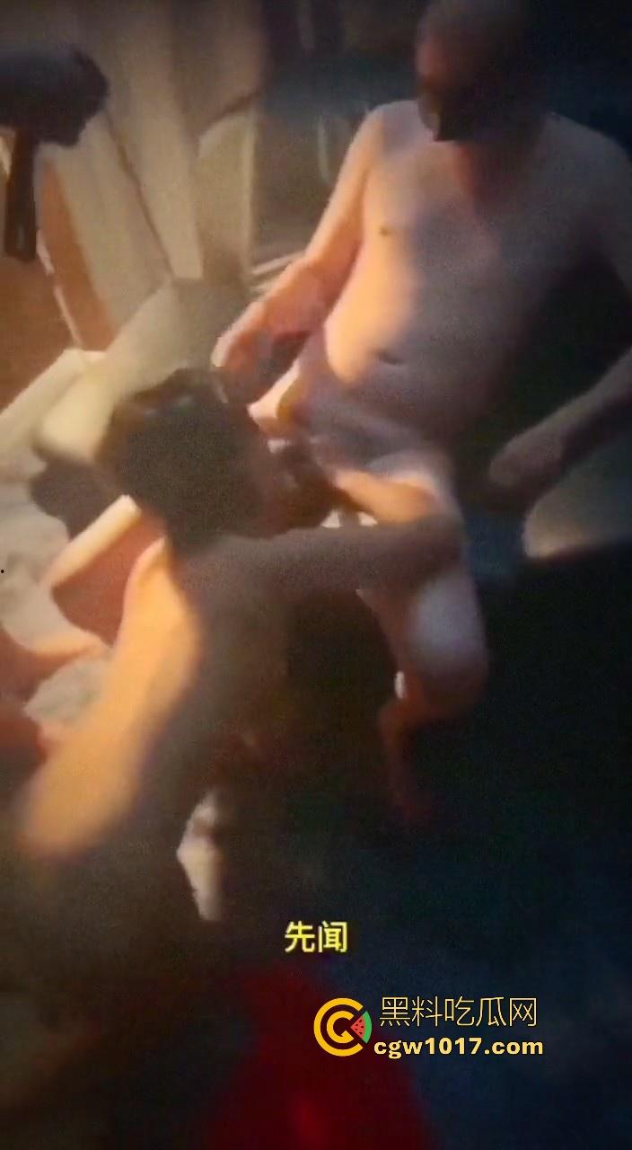 搞笑东北话调教母狗！3P群交两王战一后，好好的群交大片硬生生的给东北话搞破防了，刚硬的鸡巴瞬间软了下去！