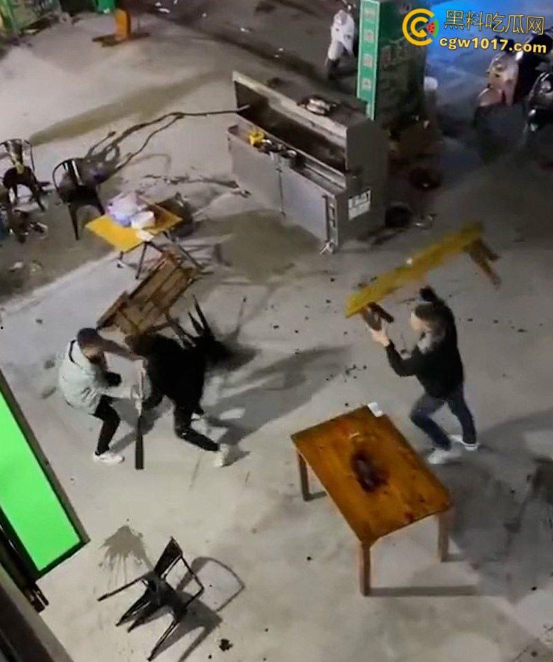 广东渔夫烧烤店发生乱斗火拼，一伙黑衣人手持砍刀见人就砍，烧烤店瞬间桌椅碎裂，楼上群众幸灾乐祸狂拍 ！
