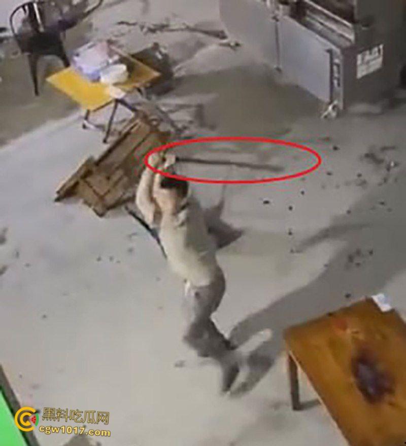 广东渔夫烧烤店发生乱斗火拼,一伙黑衣人手持砍刀见人就砍,烧烤店瞬间桌椅碎裂,楼上群众幸灾乐祸狂拍 !