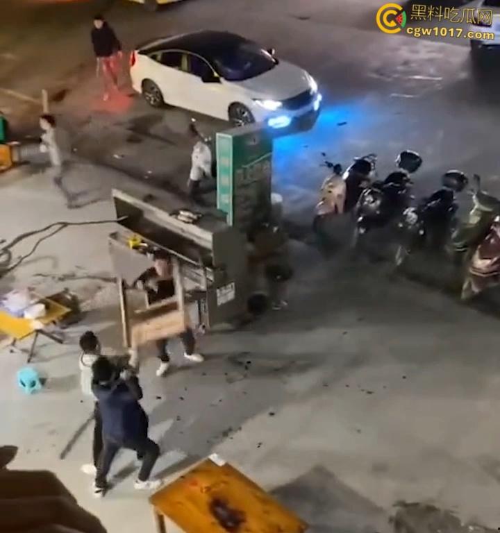 广东渔夫烧烤店发生乱斗火拼,一伙黑衣人手持砍刀见人就砍,烧烤店瞬间桌椅碎裂,楼上群众幸灾乐祸狂拍 !