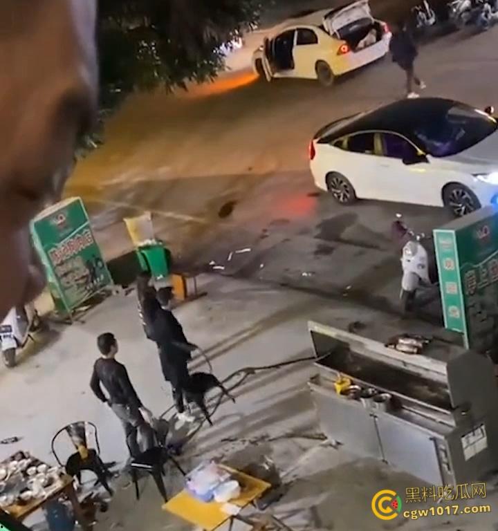 广东渔夫烧烤店发生乱斗火拼,一伙黑衣人手持砍刀见人就砍,烧烤店瞬间桌椅碎裂,楼上群众幸灾乐祸狂拍 !