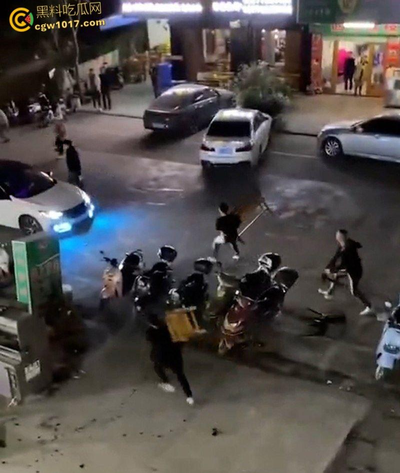 广东渔夫烧烤店发生乱斗火拼,一伙黑衣人手持砍刀见人就砍,烧烤店瞬间桌椅碎裂,楼上群众幸灾乐祸狂拍 !