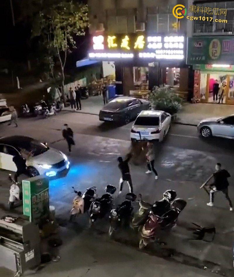 广东渔夫烧烤店发生乱斗火拼,一伙黑衣人手持砍刀见人就砍,烧烤店瞬间桌椅碎裂,楼上群众幸灾乐祸狂拍 !