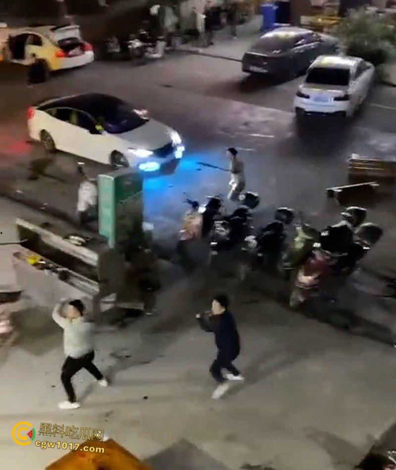 广东渔夫烧烤店发生乱斗火拼,一伙黑衣人手持砍刀见人就砍,烧烤店瞬间桌椅碎裂,楼上群众幸灾乐祸狂拍 !