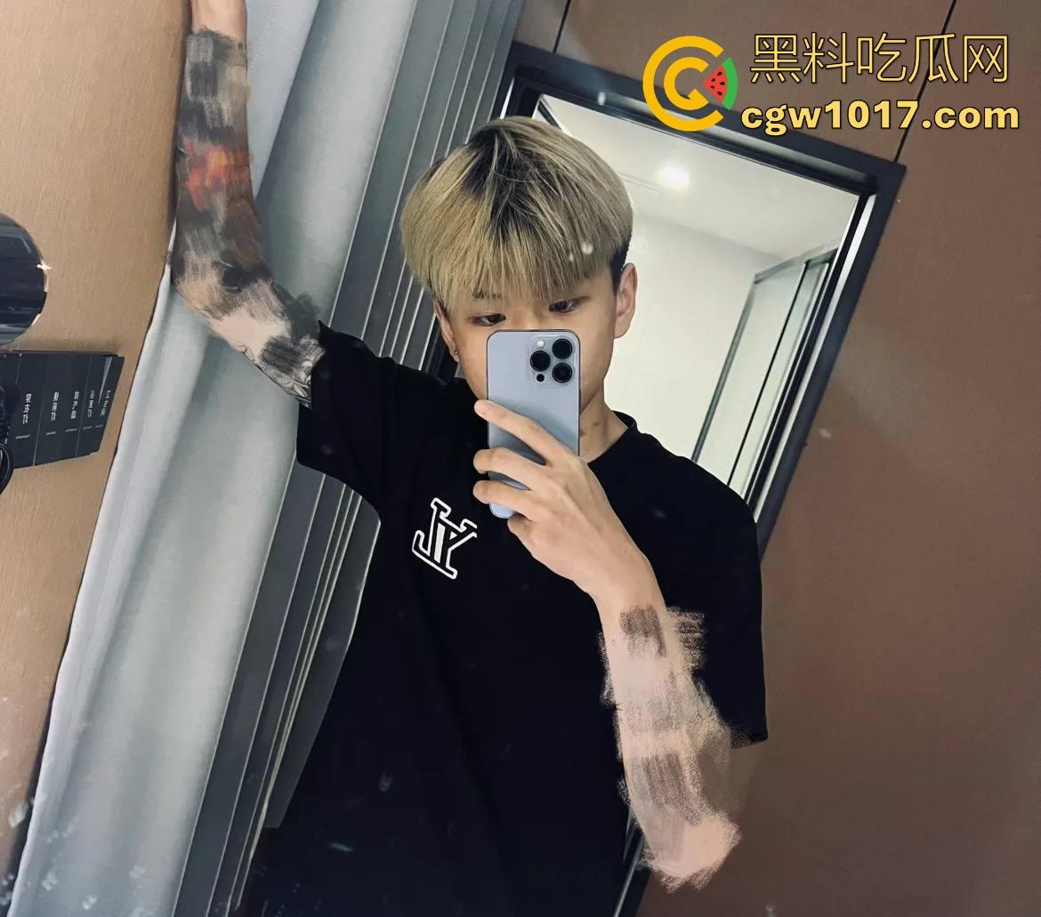 抖音热搜精神小伙1秒18拳完整视频!国服达摩申请出战,精神小伙飞身跃起暴击输出,只因怀疑牌友摸女友手!