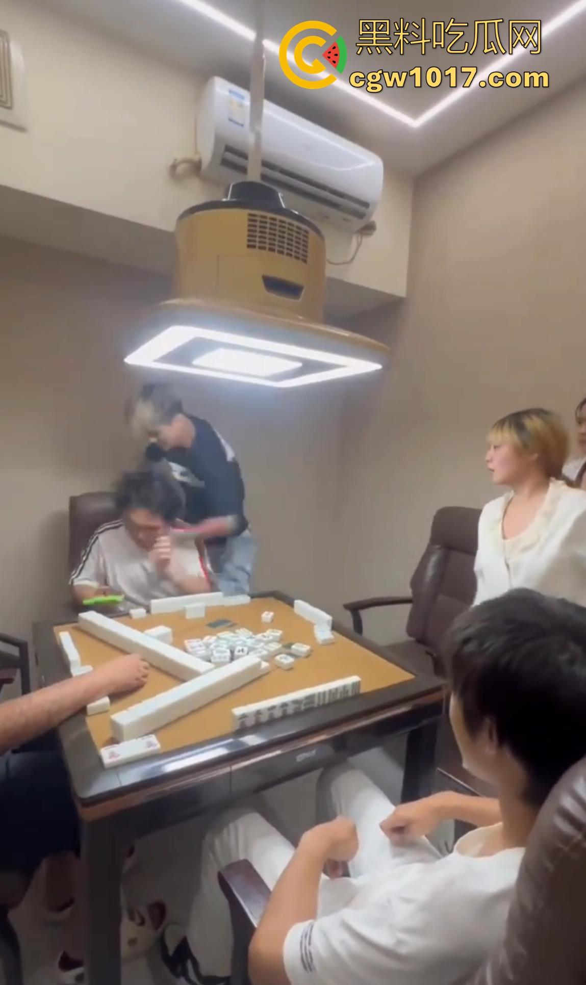 抖音热搜精神小伙1秒18拳完整视频!国服达摩申请出战,精神小伙飞身跃起暴击输出,只因怀疑牌友摸女友手!