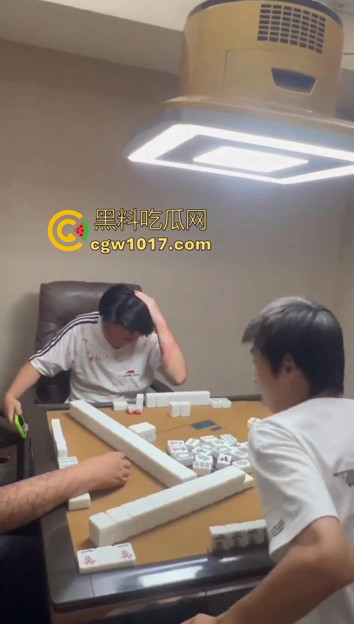 抖音热搜精神小伙1秒18拳完整视频!国服达摩申请出战,精神小伙飞身跃起暴击输出,只因怀疑牌友摸女友手!