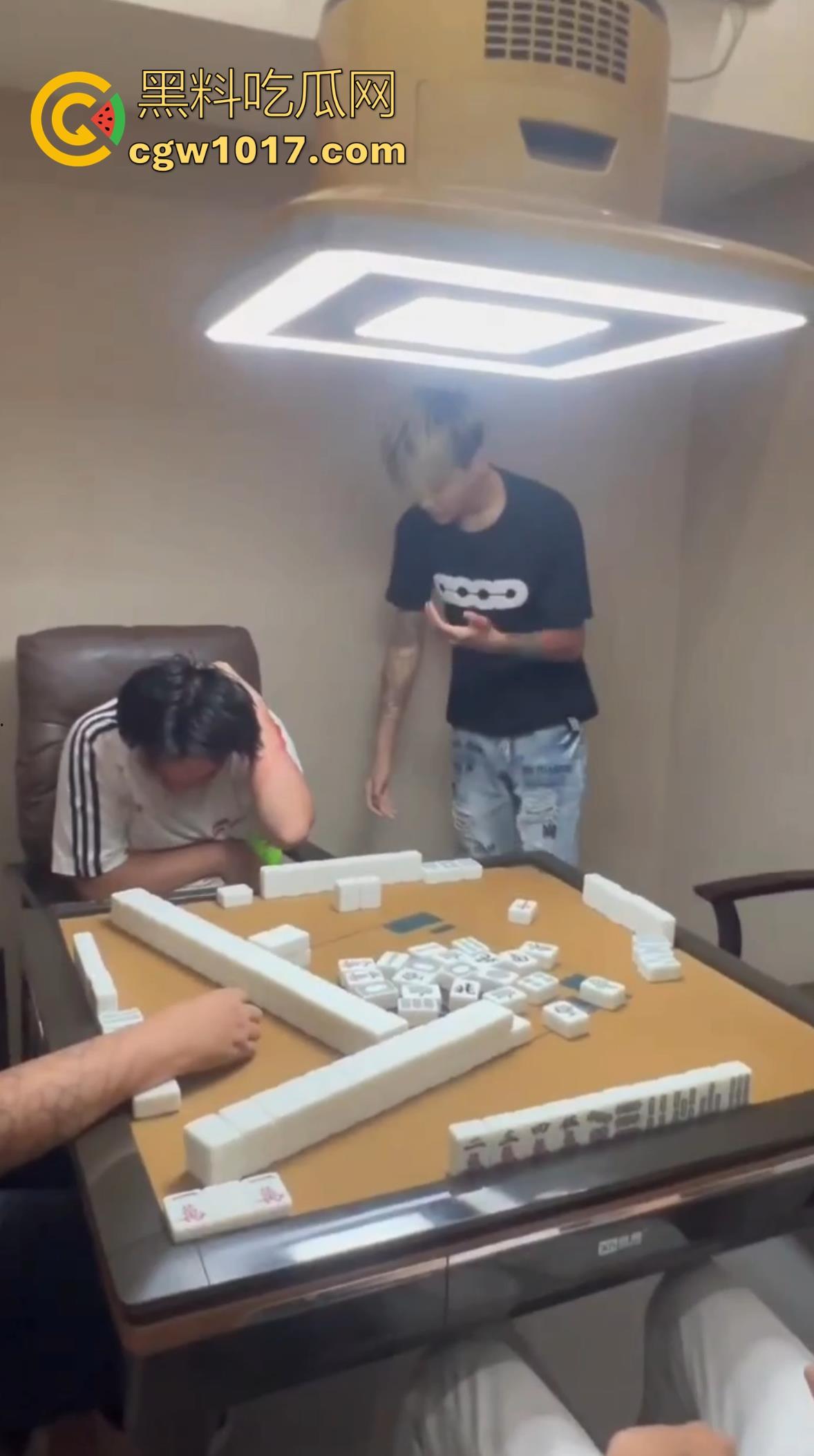 抖音热搜精神小伙1秒18拳完整视频！国服达摩申请出战，精神小伙飞身跃起暴击输出，只因怀疑牌友摸女友手！