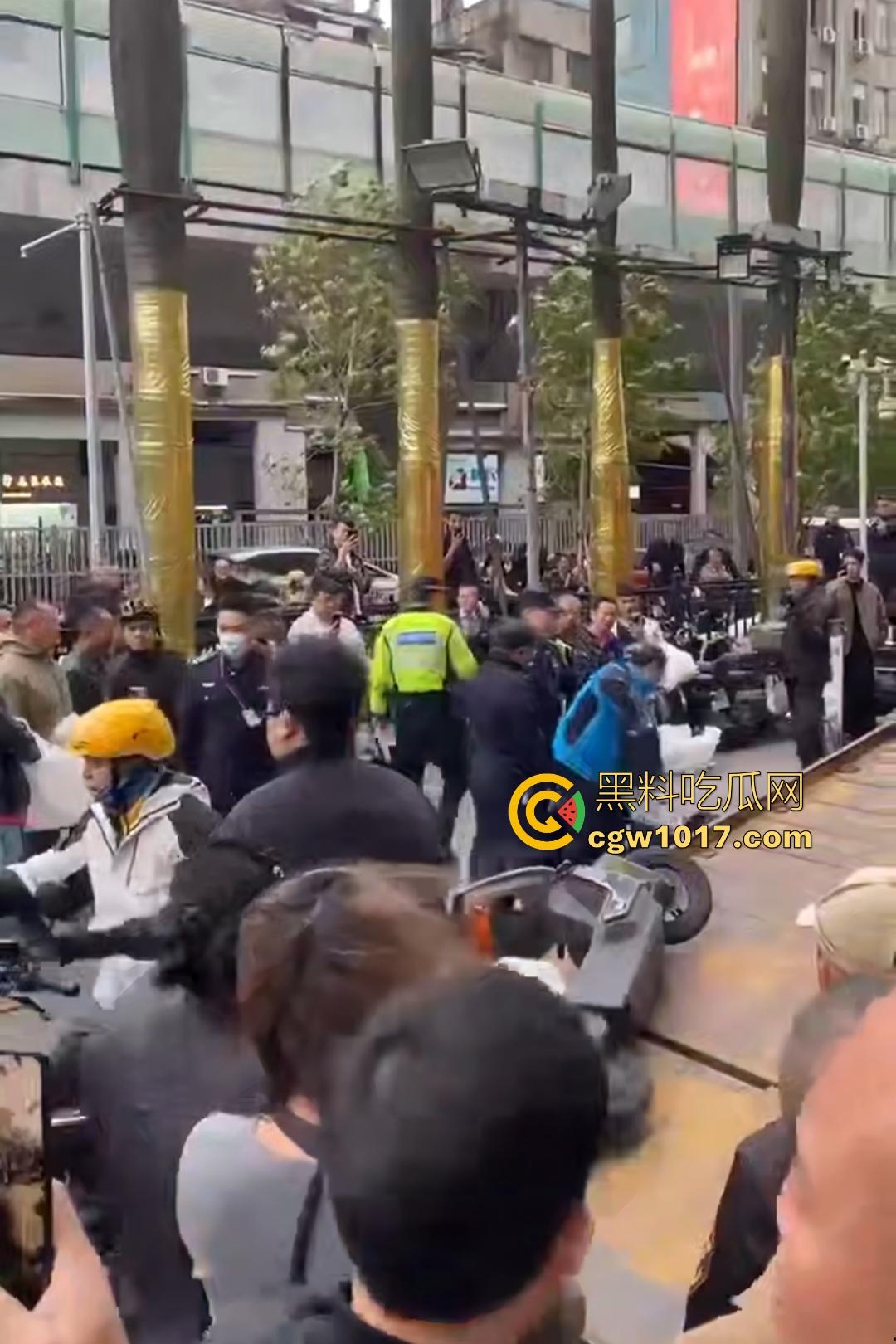 11月17日交警拖车引骑手强烈不满,外卖小哥怒砸电动车,多人拉扯互殴现场混乱,饿了么小哥直接吼警察!