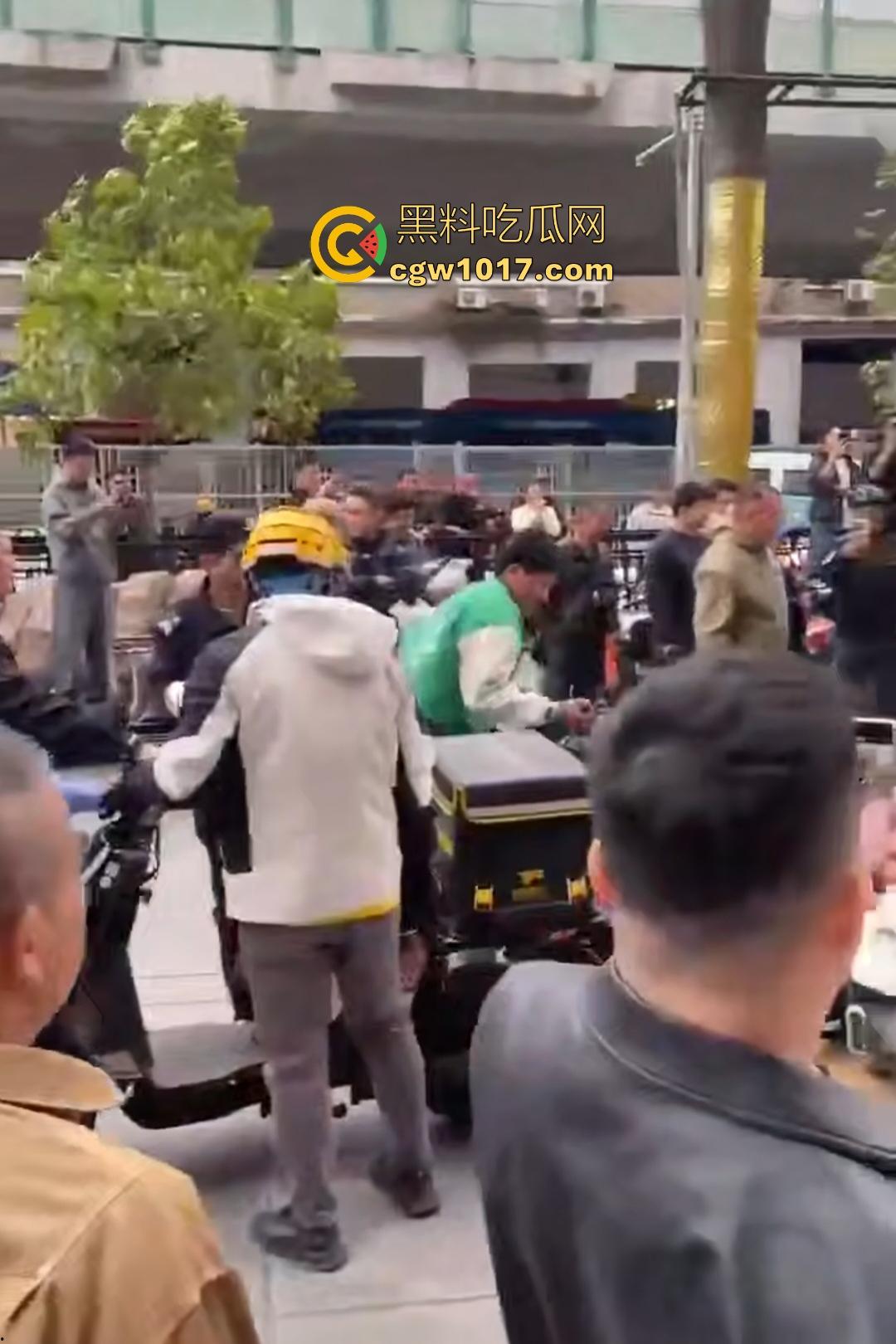 11月17日交警拖车引骑手强烈不满,外卖小哥怒砸电动车,多人拉扯互殴现场混乱,饿了么小哥直接吼警察!