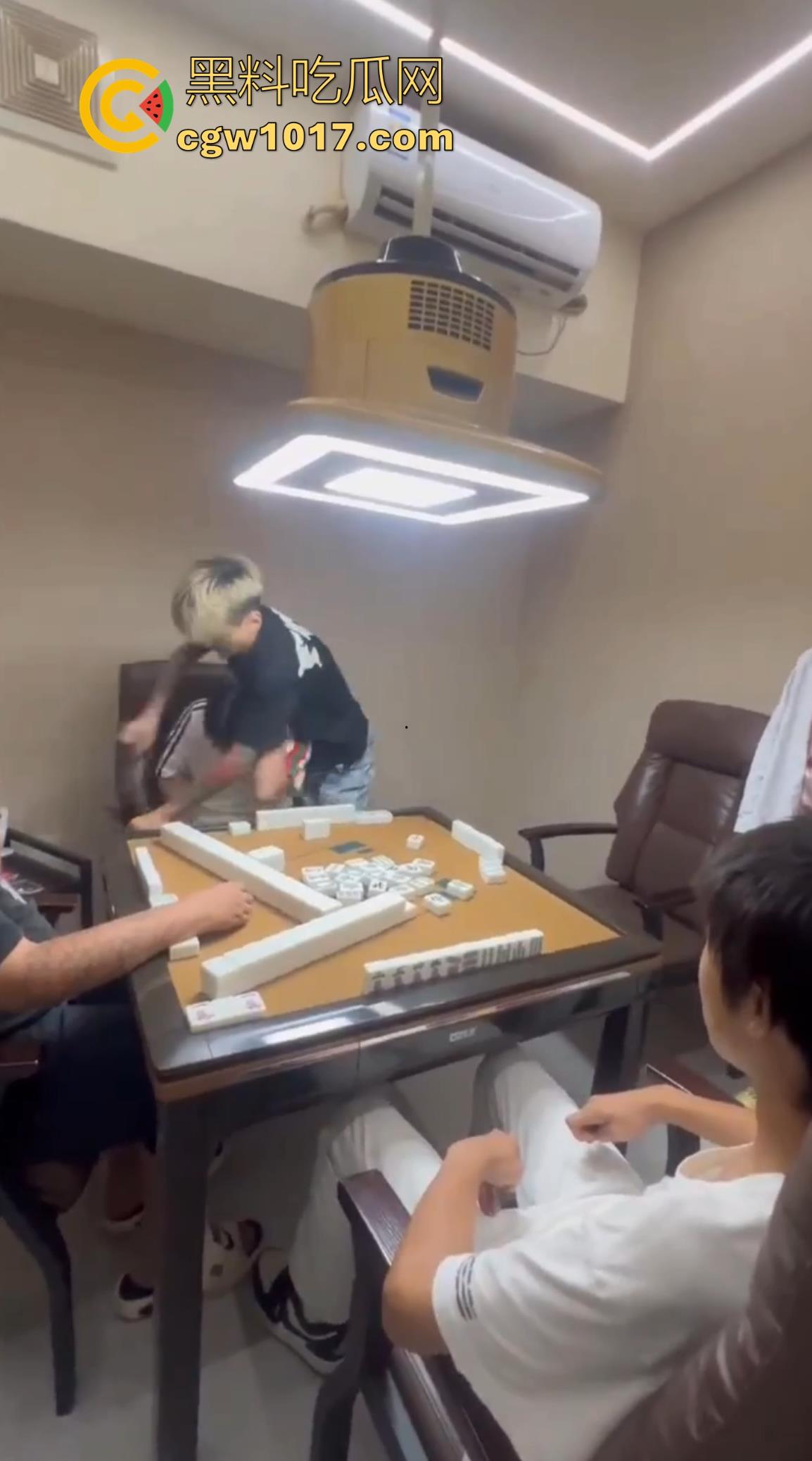 抖音热搜精神小伙1秒18拳完整视频!国服达摩申请出战,精神小伙飞身跃起暴击输出,只因怀疑牌友摸女友手!