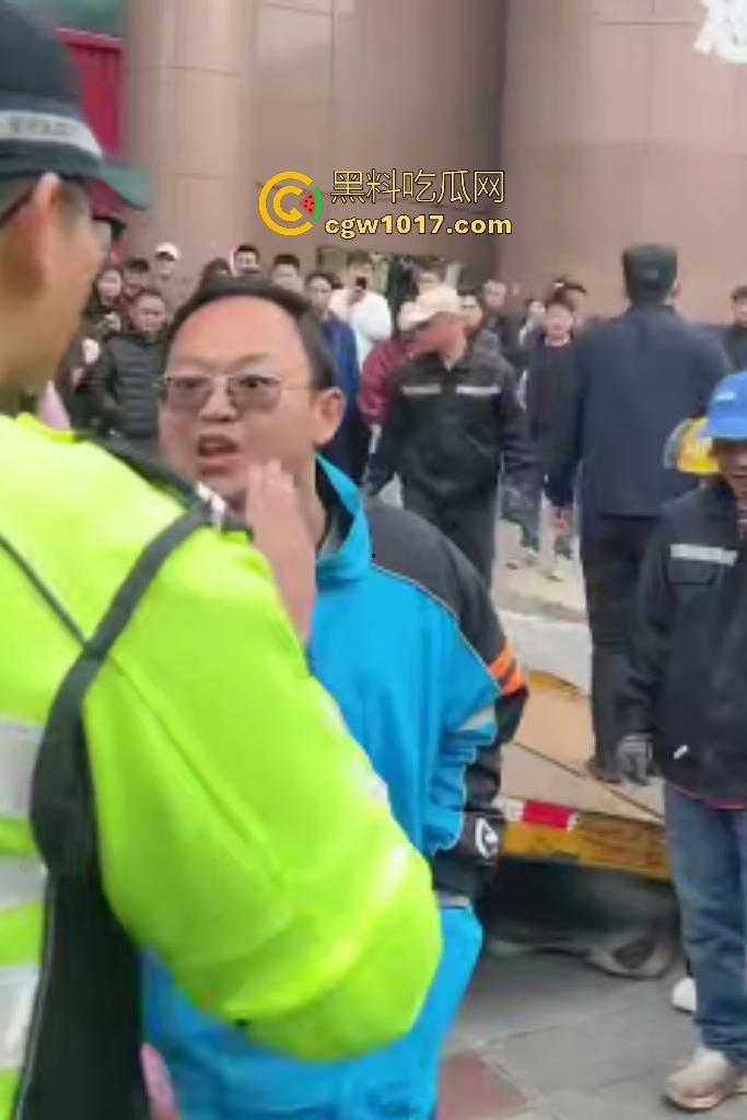 11月17日交警拖车引骑手强烈不满,外卖小哥怒砸电动车,多人拉扯互殴现场混乱,饿了么小哥直接吼警察!