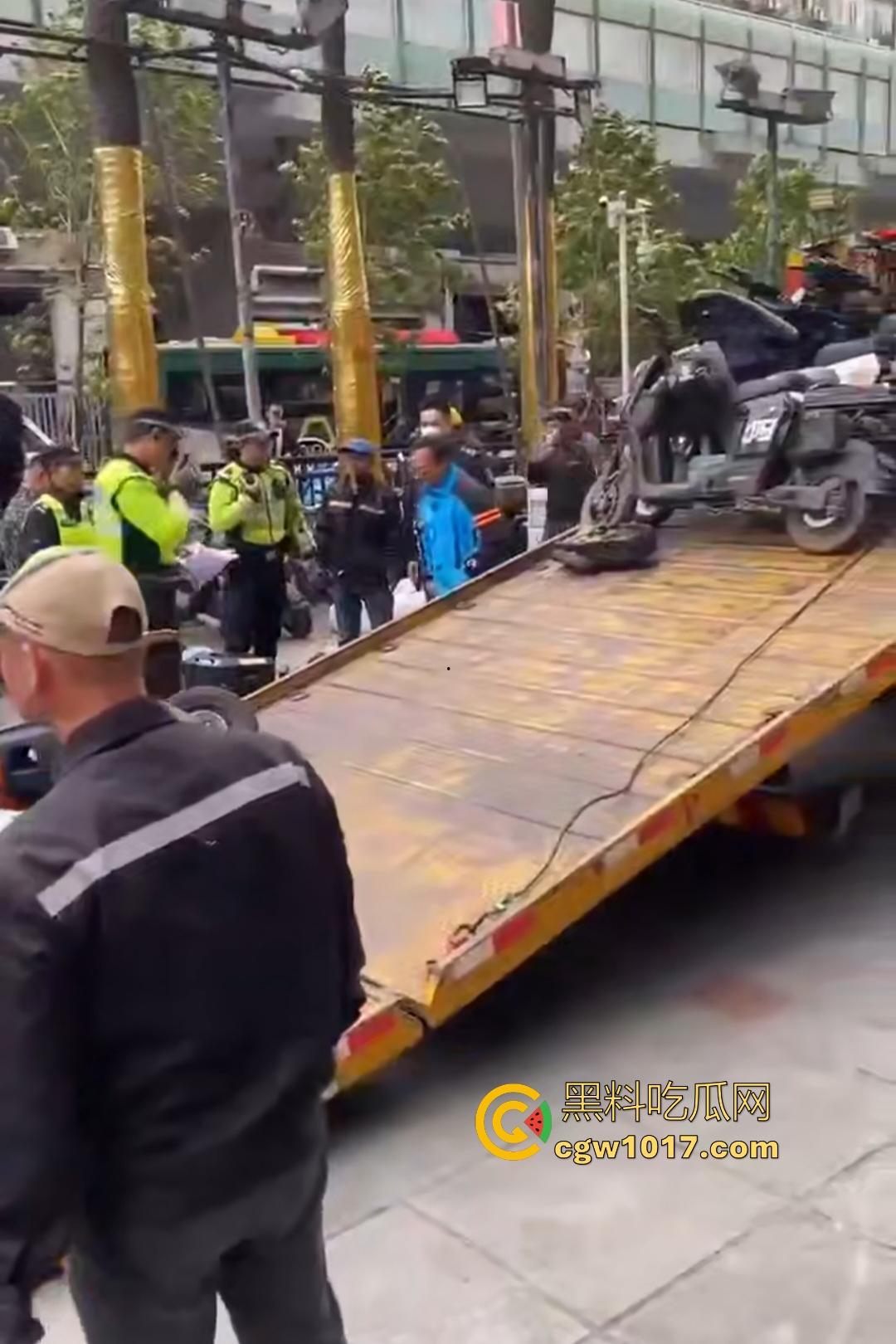 11月17日交警拖车引骑手强烈不满,外卖小哥怒砸电动车,多人拉扯互殴现场混乱,饿了么小哥直接吼警察!