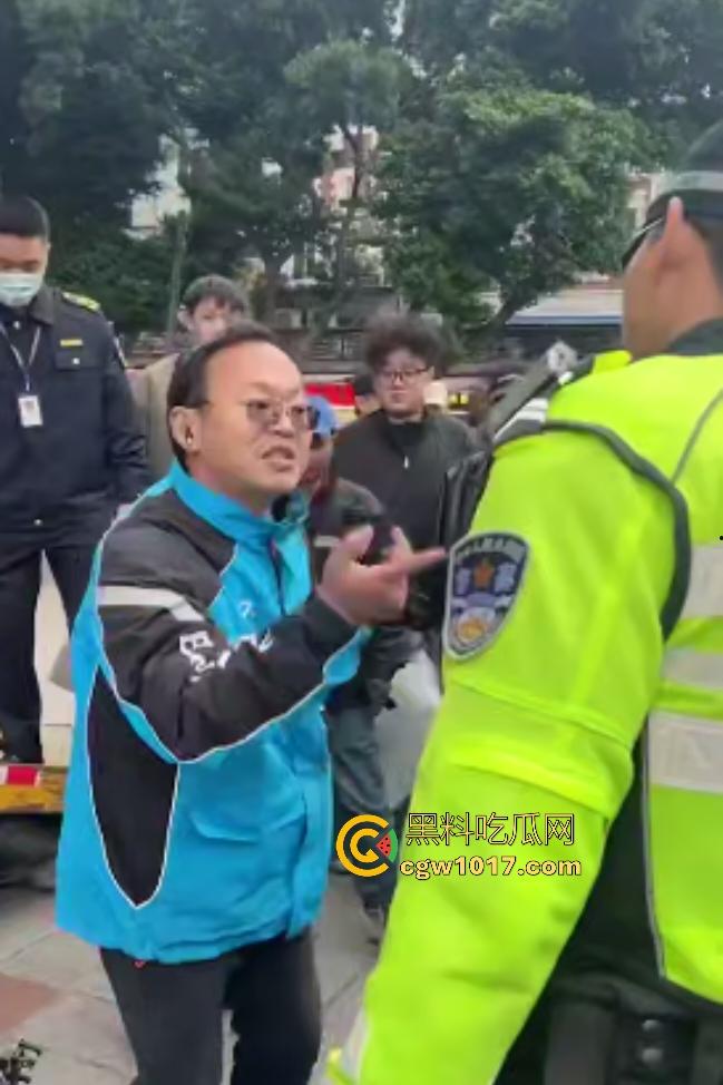 11月17日交警拖车引骑手强烈不满,外卖小哥怒砸电动车,多人拉扯互殴现场混乱,饿了么小哥直接吼警察!