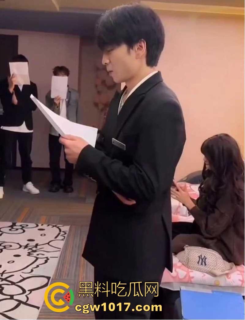 经济下行的今天KTV会所男模都变得正规化，每个言行举止都有规定，颜值只是入场券，想赚的更多那就得更努力！