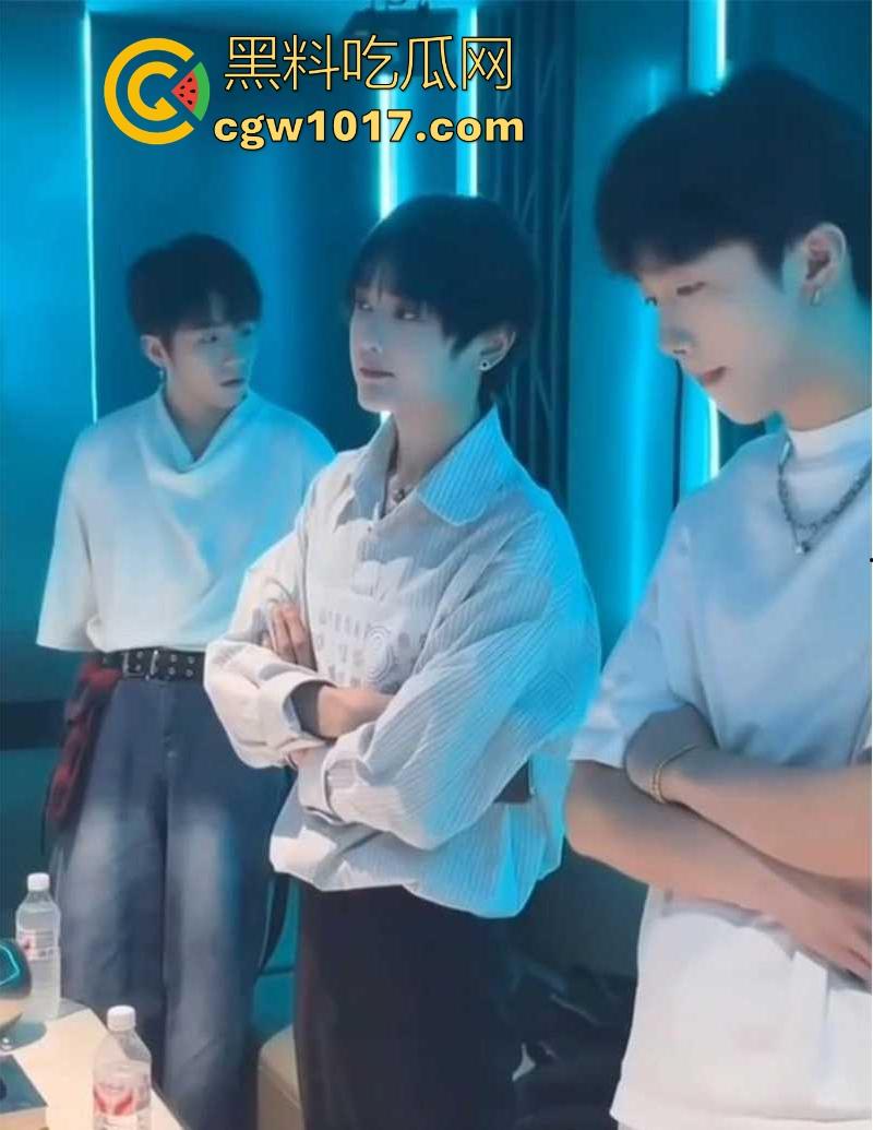 经济下行的今天KTV会所男模都变得正规化，每个言行举止都有规定，颜值只是入场券，想赚的更多那就得更努力！