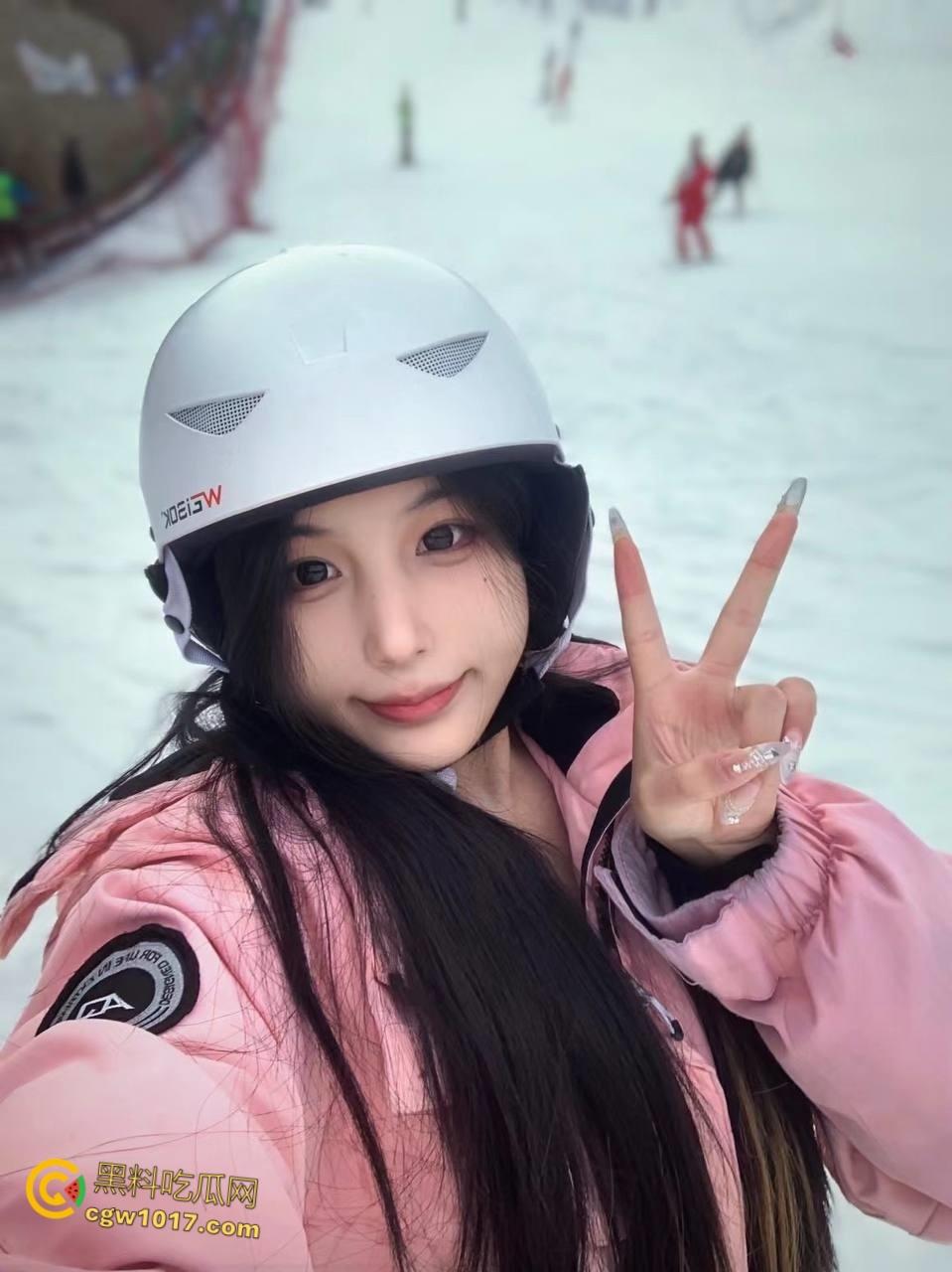 专约良家大神，今晚约炮甜美嫩妹，主动换上猫女郎情趣装，吊带黑丝高跟鞋，扶着美臀无套猛草高潮内射 ！