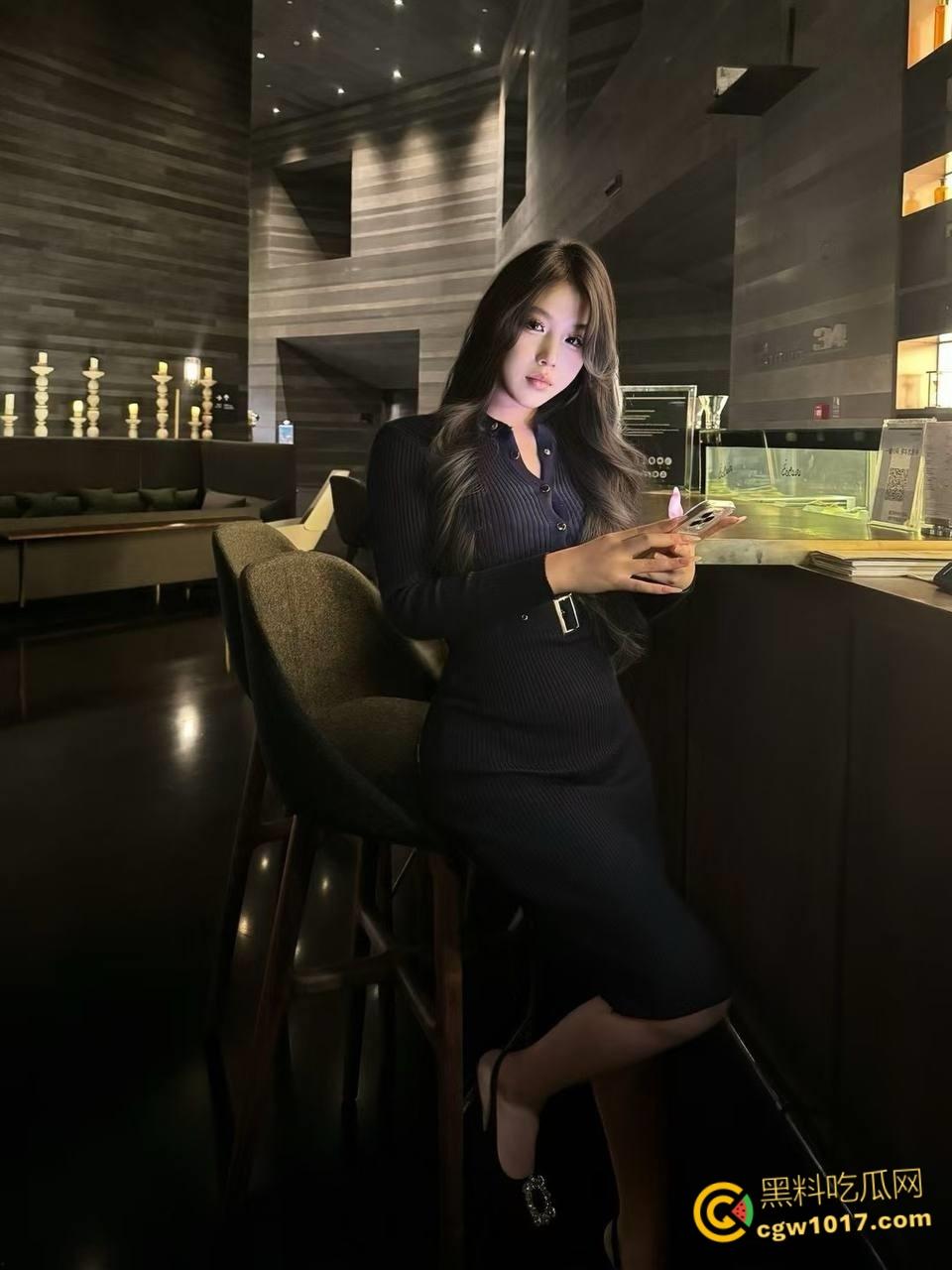 专约良家大神，今晚约炮甜美嫩妹，主动换上猫女郎情趣装，吊带黑丝高跟鞋，扶着美臀无套猛草高潮内射 ！