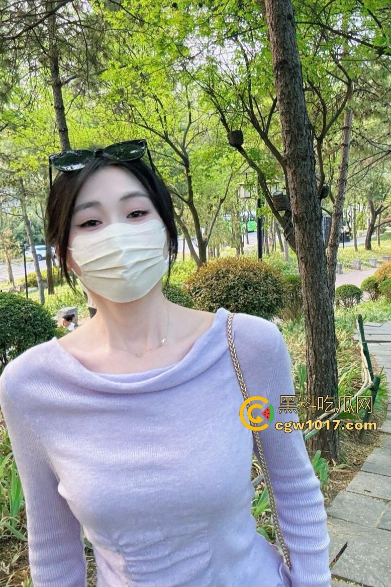 御姐【庞成慧】雨天户外披睡衣全裸，粉嫩爆乳骚穴对着镜头全脱光，后面车流不断，司机大哥看呆心想“别冷着了”！