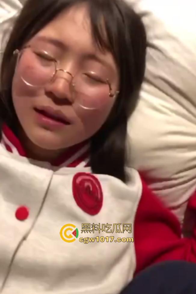 河南实验高中【付欣欣】被变态男友逼穿红灰校服，扣B痛到脸红，骑乘瞬间变脸淫叫，骚就要发泄！