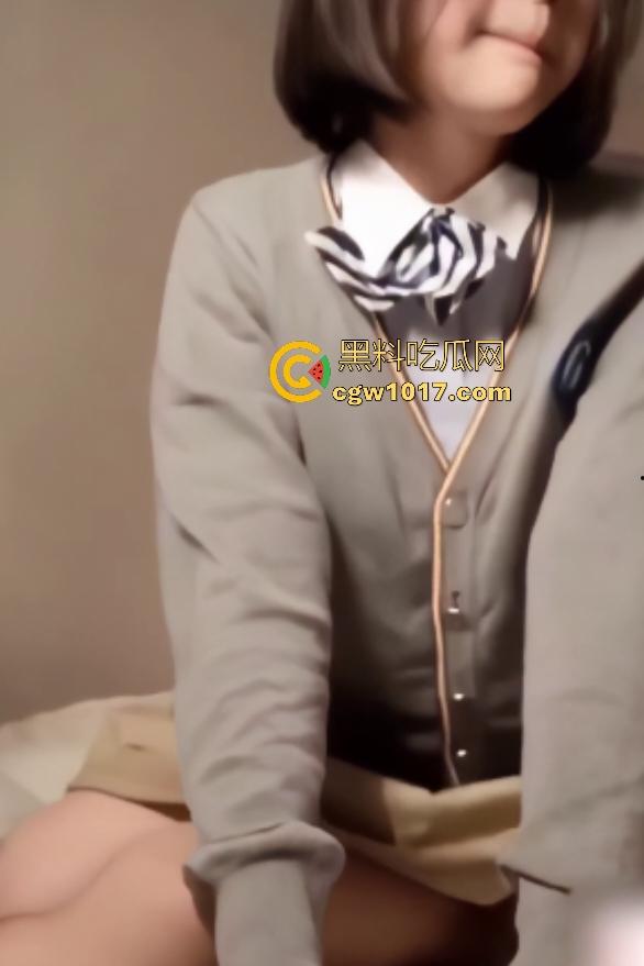 河南实验高中【付欣欣】被变态男友逼穿红灰校服，扣B痛到脸红，骑乘瞬间变脸淫叫，骚就要发泄！