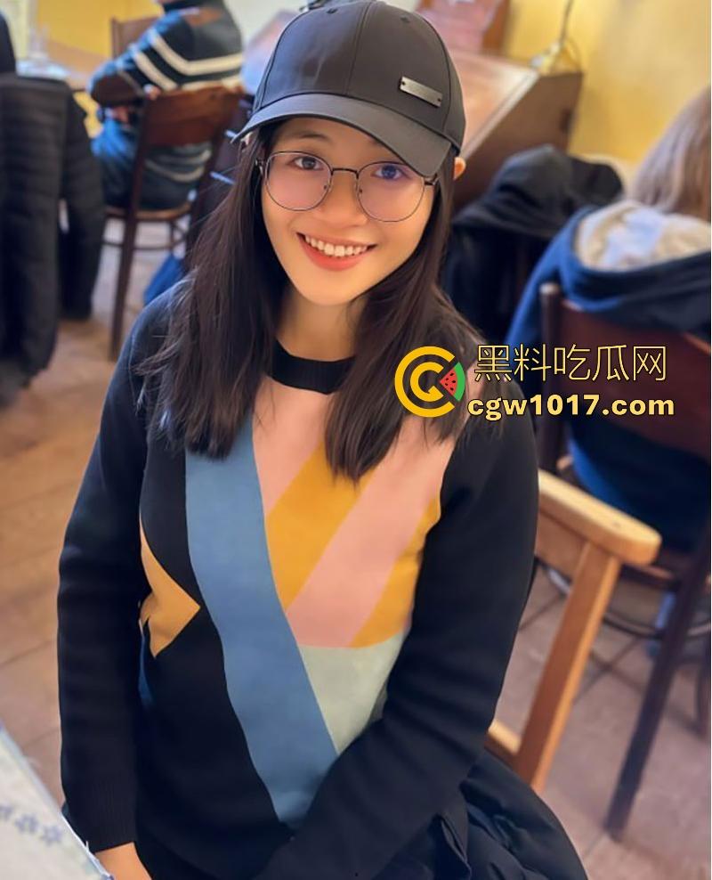武汉大学淫荡眼镜女大,下贱的发情母狗!骚逼痒得受不了自己拿跳蛋和假阳具猛干,操到外翻喷水、眼翻白才肯停!