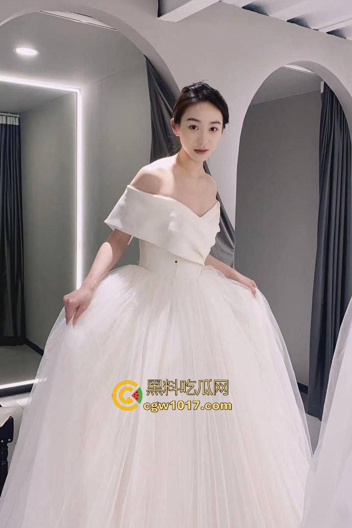 大长腿前女友天台黑丝后入被曝光!女神翘臀被操销魂浪叫,最后一秒男友竟拔屌射地上,简直暴殄天物!