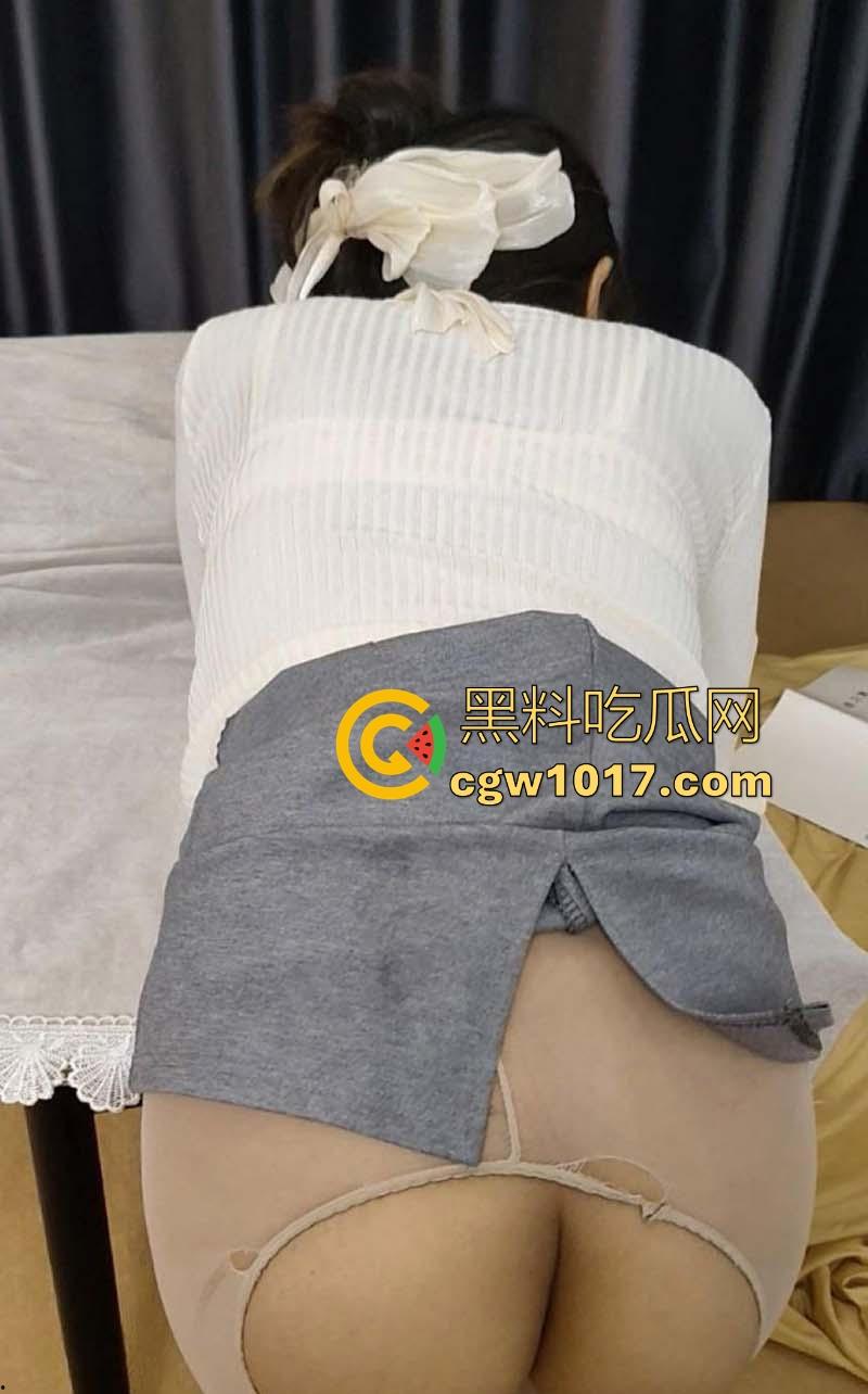 妈妈悄悄的钻进桌子下辅导着我做作业,边口交边督促我认真写着,童年的幻想已成现实!