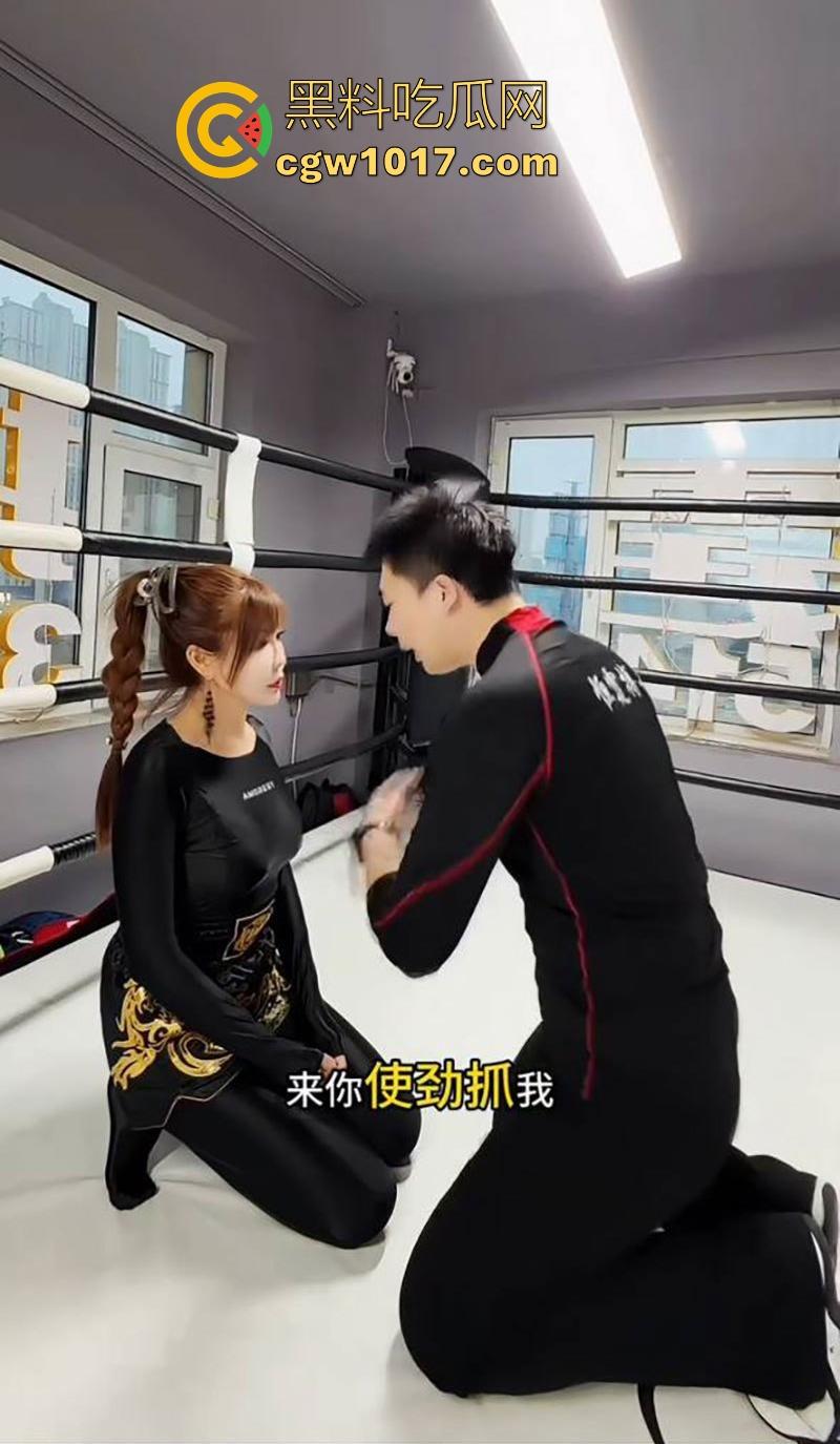 快手熟女网红【琨琨姐姐】裸聊视频曝光,气质人妻一对一裸聊,豹纹黑丝揉奶抠逼,极品熟女就是懂你!