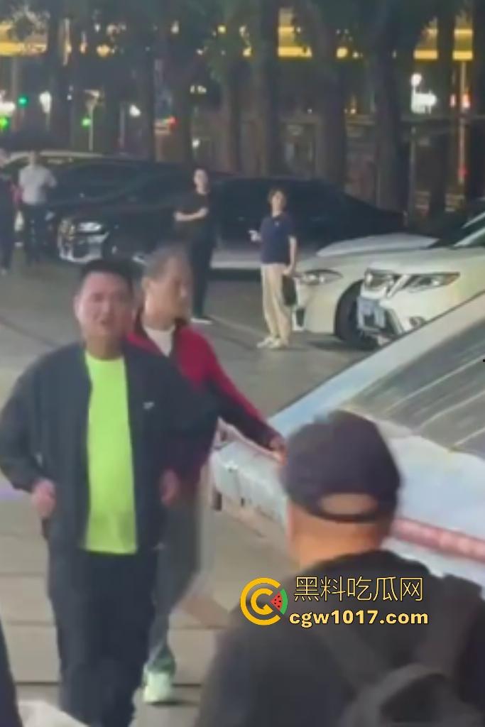 11月17日晚广东珠海拱北火车站突发持刀伤人事件,男子随机追砍路人多人受伤,保安联合警方制服嫌疑人!