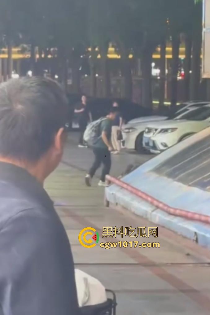 11月17日晚广东珠海拱北火车站突发持刀伤人事件,男子随机追砍路人多人受伤,保安联合警方制服嫌疑人!