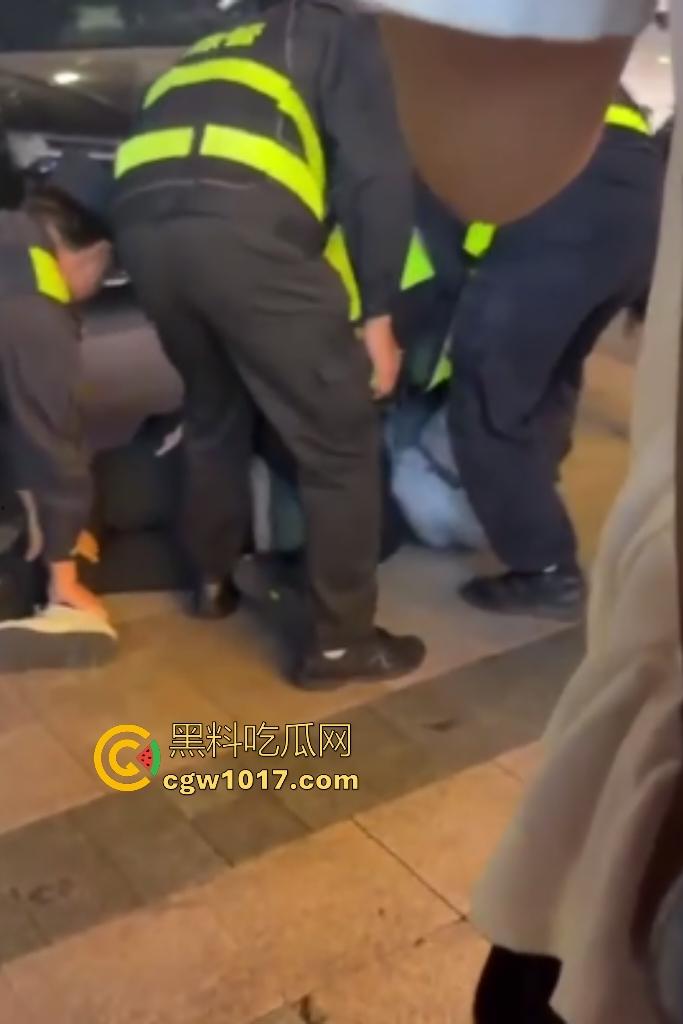 11月17日晚广东珠海拱北火车站突发持刀伤人事件,男子随机追砍路人多人受伤,保安联合警方制服嫌疑人!