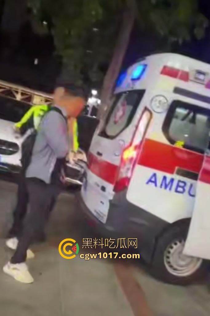 11月17日晚广东珠海拱北火车站突发持刀伤人事件,男子随机追砍路人多人受伤,保安联合警方制服嫌疑人!