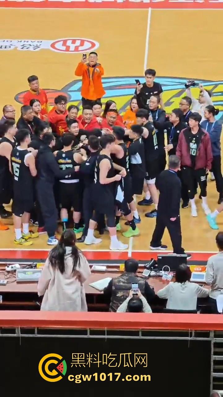 浙BA篮球联赛爆发大冲突!绍兴球队输不起,打完后还要打球员,真应了那句话,喝绍兴黄酒,打各地朋友!