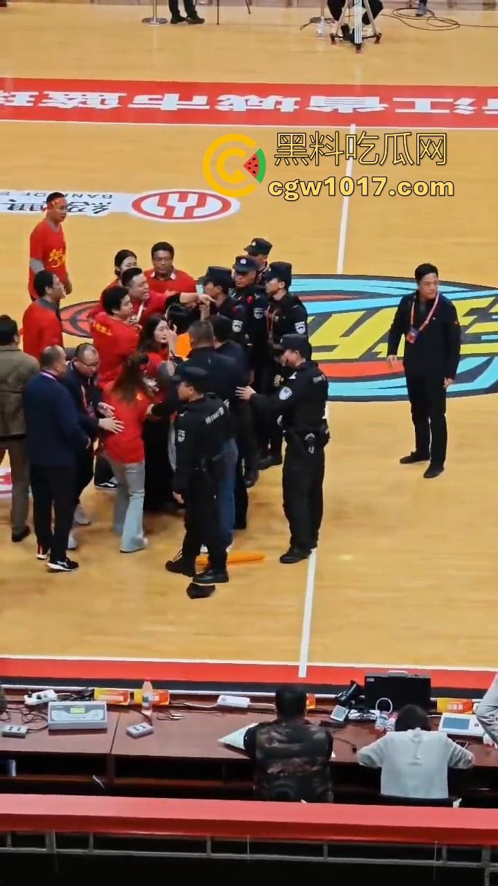 浙BA篮球联赛爆发大冲突!绍兴球队输不起,打完后还要打球员,真应了那句话,喝绍兴黄酒,打各地朋友!