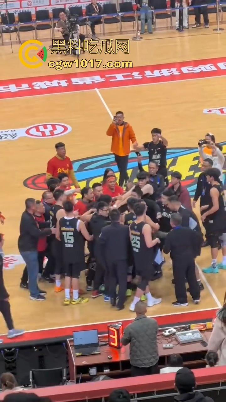 浙BA篮球联赛爆发大冲突!绍兴球队输不起,打完后还要打球员,真应了那句话,喝绍兴黄酒,打各地朋友!