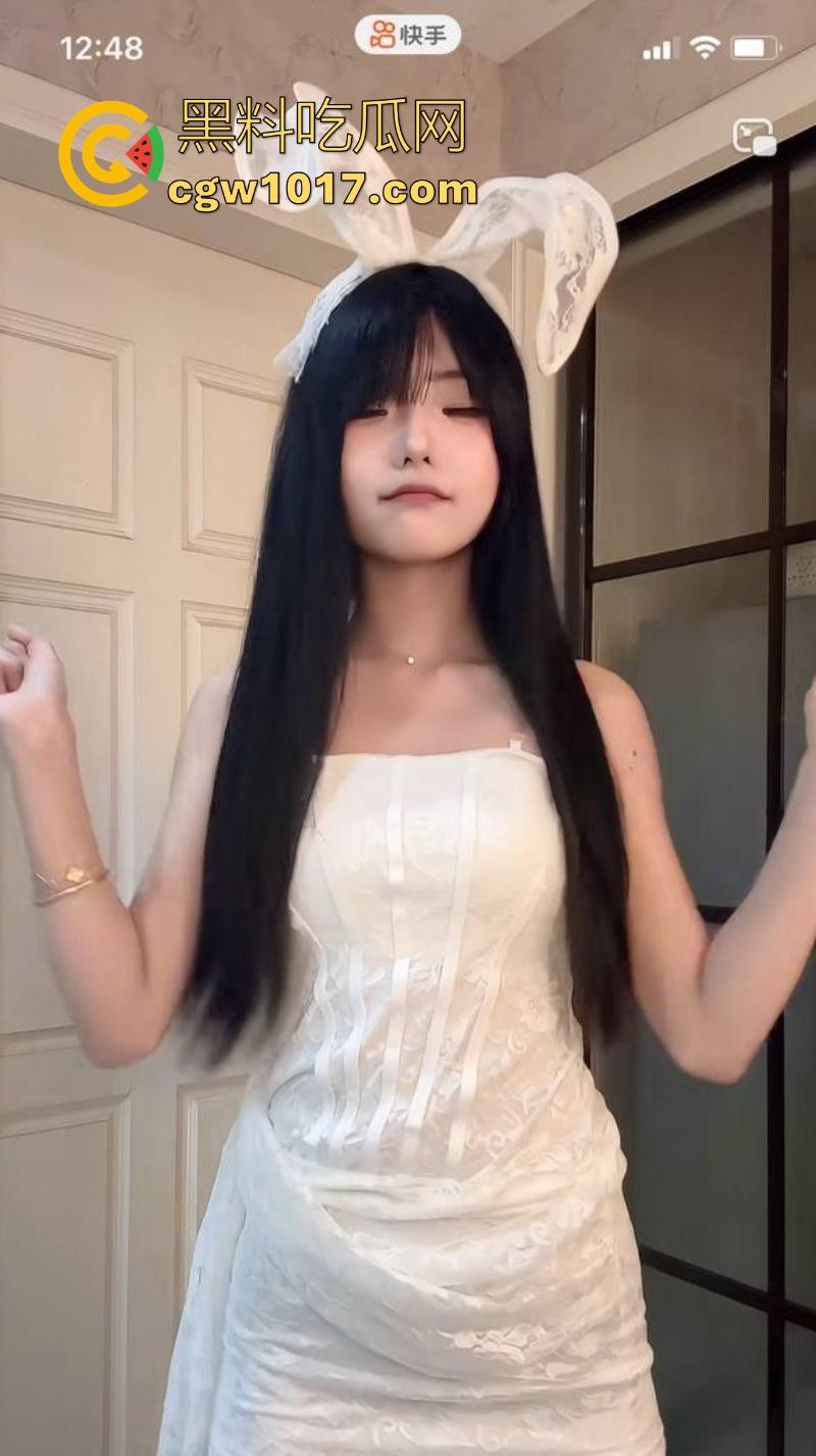 快手可爱网红【酱酱】榜一福利私拍流出，重金下的骚逼模样，吊带白丝紧裹美腿，扭腰摆臀骚舞，很诱惑！