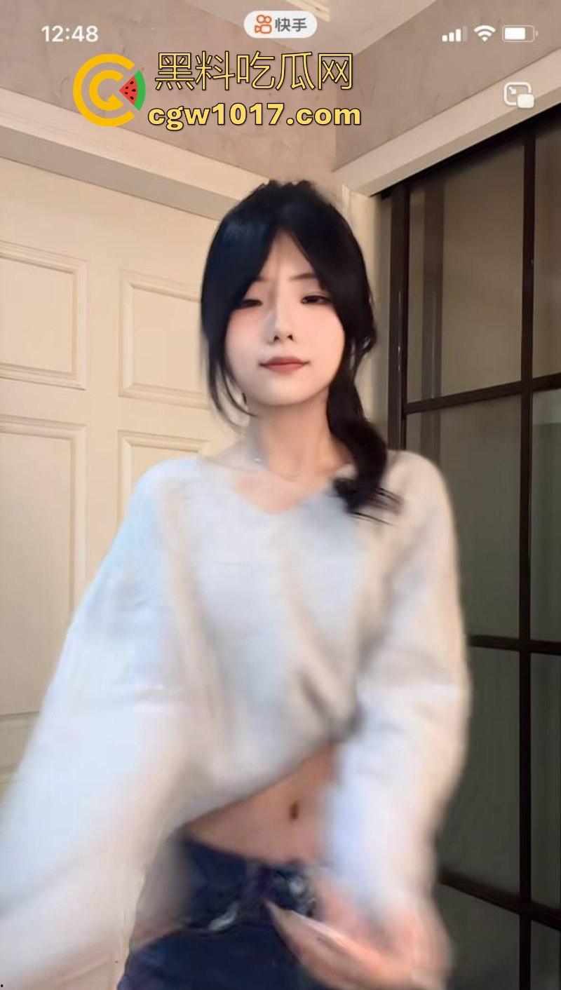 快手可爱网红【酱酱】榜一福利私拍流出，重金下的骚逼模样，吊带白丝紧裹美腿，扭腰摆臀骚舞，很诱惑！