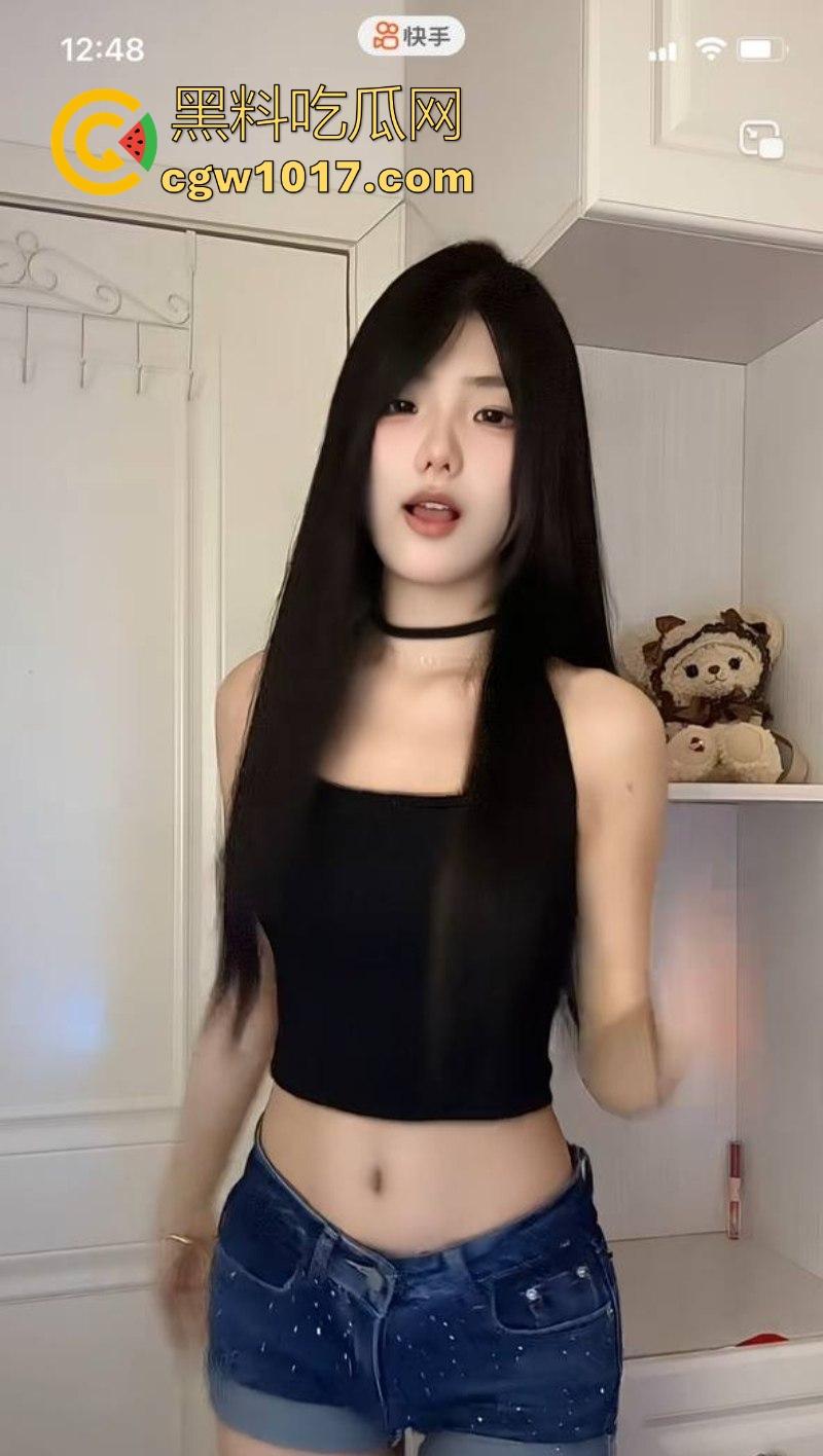 快手可爱网红【酱酱】榜一福利私拍流出，重金下的骚逼模样，吊带白丝紧裹美腿，扭腰摆臀骚舞，很诱惑！