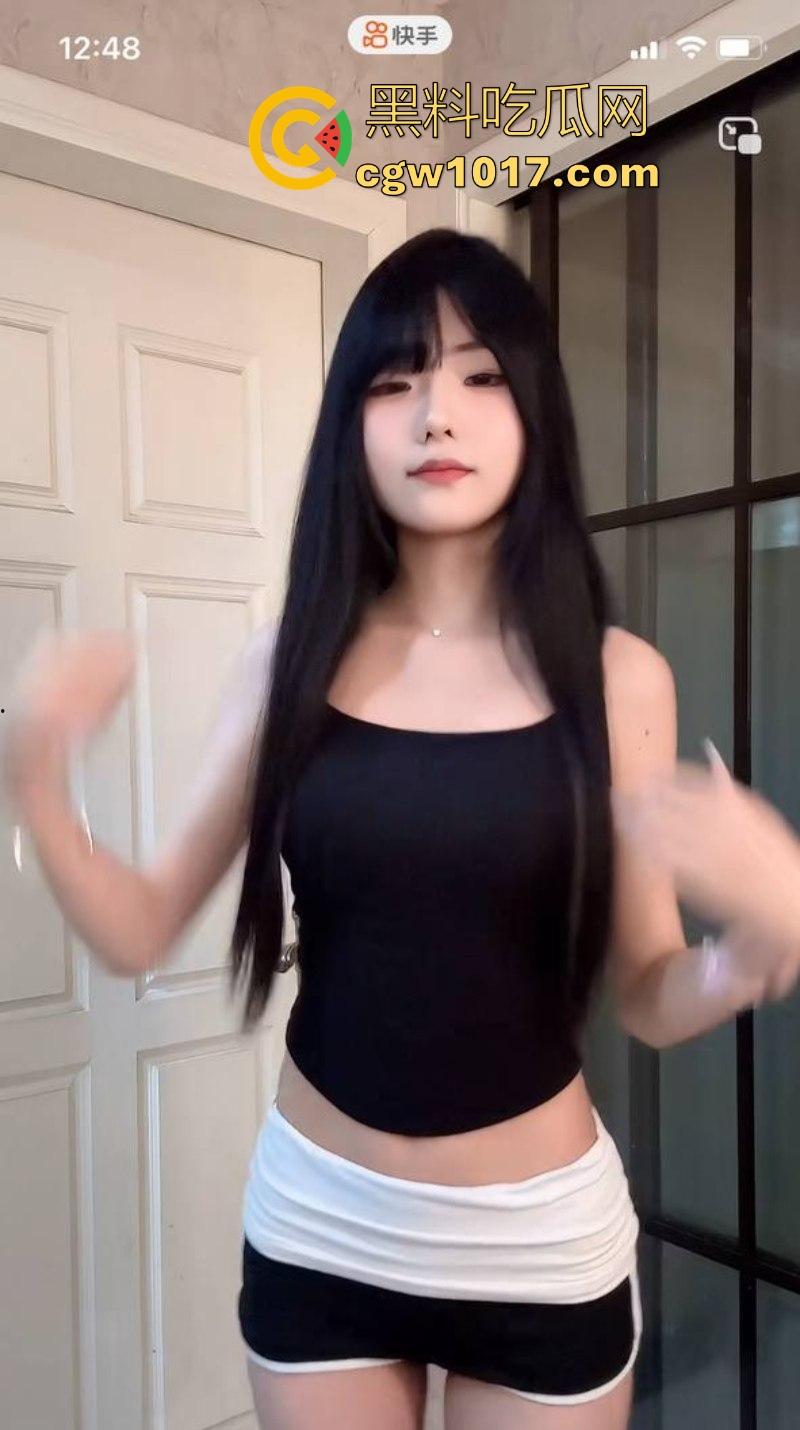 快手可爱网红【酱酱】榜一福利私拍流出，重金下的骚逼模样，吊带白丝紧裹美腿，扭腰摆臀骚舞，很诱惑！