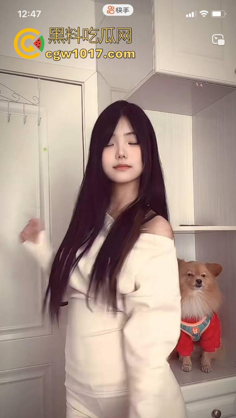 快手可爱网红【酱酱】榜一福利私拍流出，重金下的骚逼模样，吊带白丝紧裹美腿，扭腰摆臀骚舞，很诱惑！