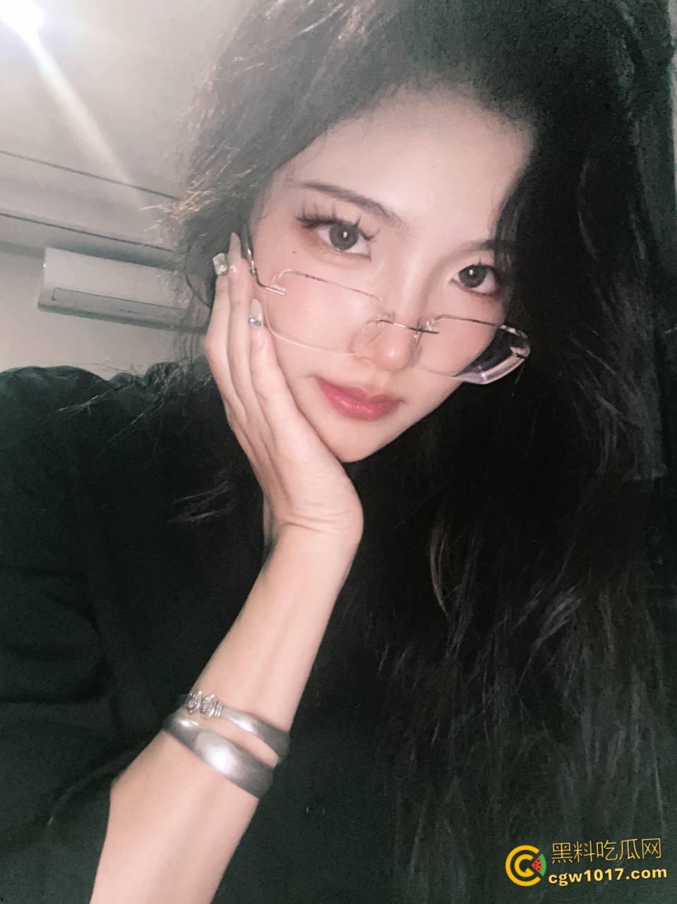 南昌御姐母狗【孙晓晴】，骚浪小母狗酒吧到处约炮，饥渴舔屌露脸挨操，蒙眼女上疯狂榨精，反差骚样堪称极品！