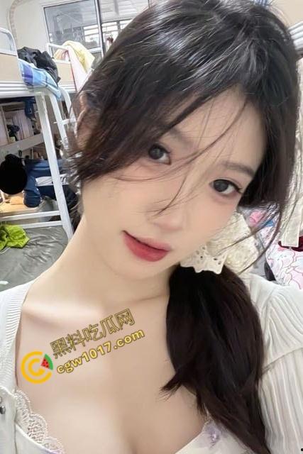 半夜闯入嫩艳小姨子房,不穿内裤赤裸诱惑,舌尖轻吻肉穴深处,脚踩鸡巴丝袜磨,饥渴肉体大胆索求!